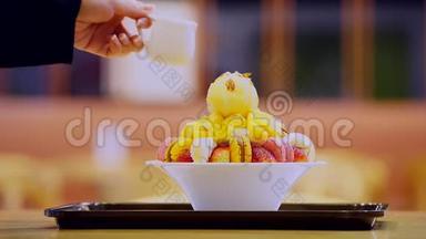 宾苏，亚洲冰，新鲜夏季甜点与马克龙，草莓，杏仁和香草冰淇淋。 用加糖的薏仁编织并倒入